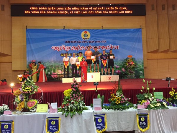  Thầy giáo Đào Minh Khoa đã xuất sắc đạt giải Nhất nội dung đôi nam môn cầu lông tại Ngày hội Công đoàn quận Long Biên.